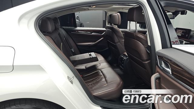 BMW 5-Series 2022 — photo 17