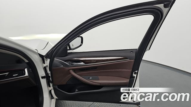 BMW 5-Series 2022 — photo 14