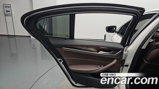 BMW 5-Series 2022 — photo 15