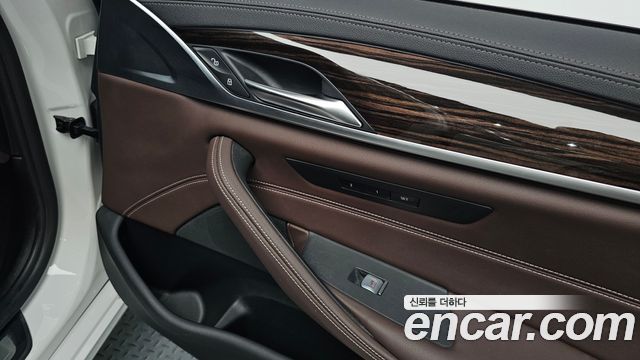 BMW 5-Series 2022 — photo 33