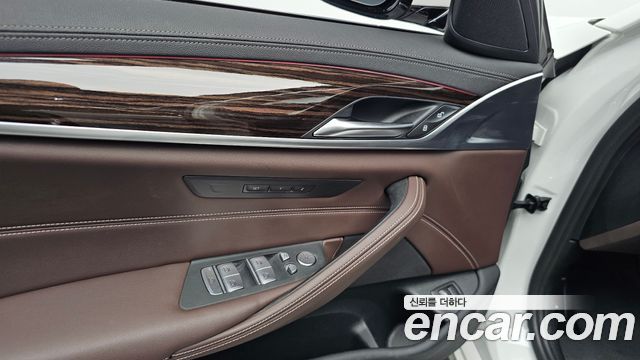 BMW 5-Series 2022 — photo 34