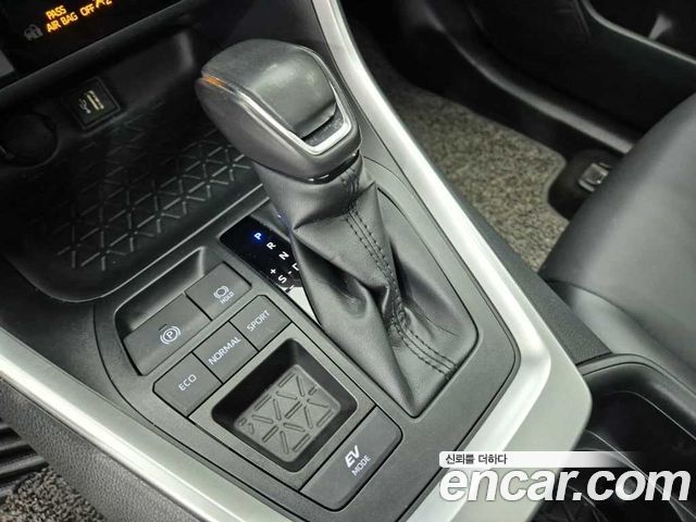 Toyota RAV4 2023 — photo 8
