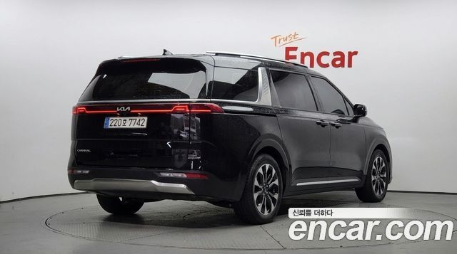 Kia Canival 2023 — photo 2