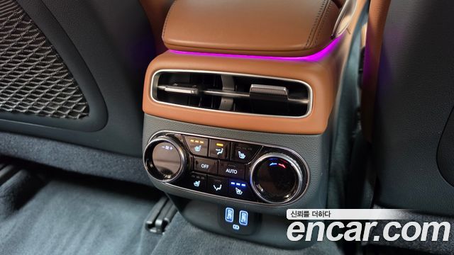Genesis GV70 2022 — photo 32