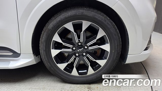 Kia Canival 2023 — photo 7