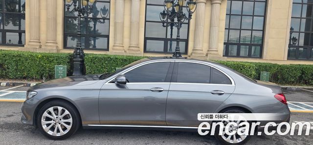 Mercedes-Benz E-Class 2017 — photo 12