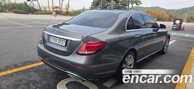 Mercedes-Benz E-Class 2017 — photo 13