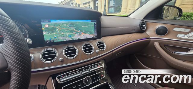 Mercedes-Benz E-Class 2017 — photo 16
