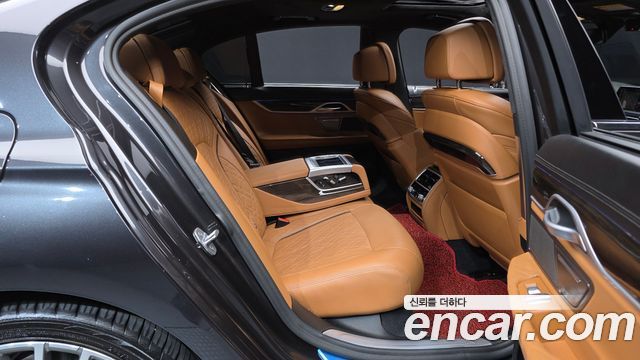 BMW 7-Series 2020 — photo 12