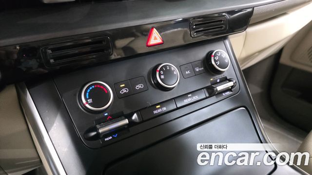 Kia Canival 2021 — photo 16
