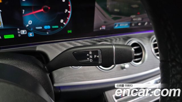 Mercedes-Benz E-Class 2022 — photo 12