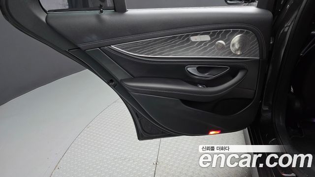 Mercedes-Benz E-Class 2022 — photo 15