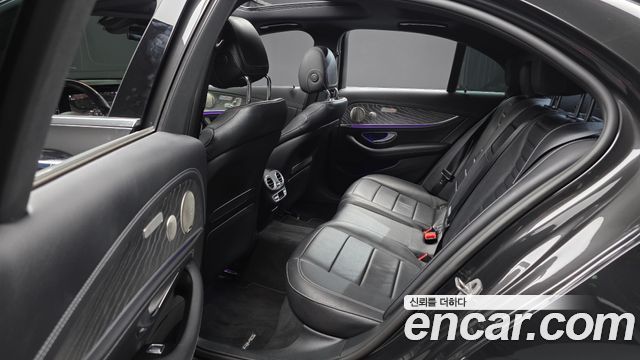 Mercedes-Benz E-Class 2022 — photo 16