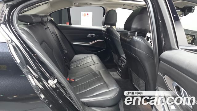 BMW 3-Series 2021 — photo 18