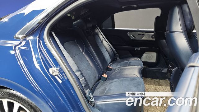 Lincoln Continental 2018 — photo 18