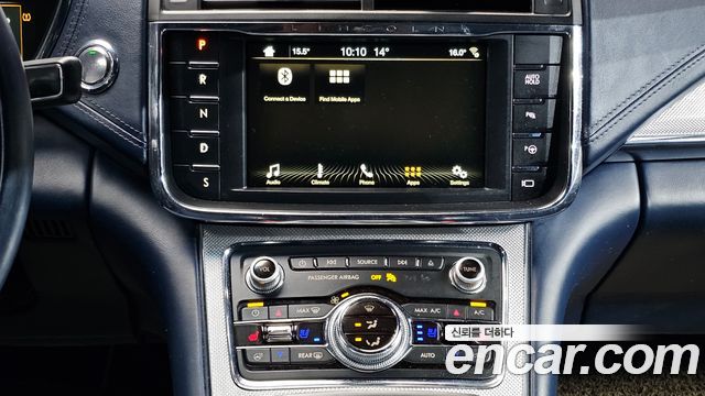 Lincoln Continental 2018 — photo 20