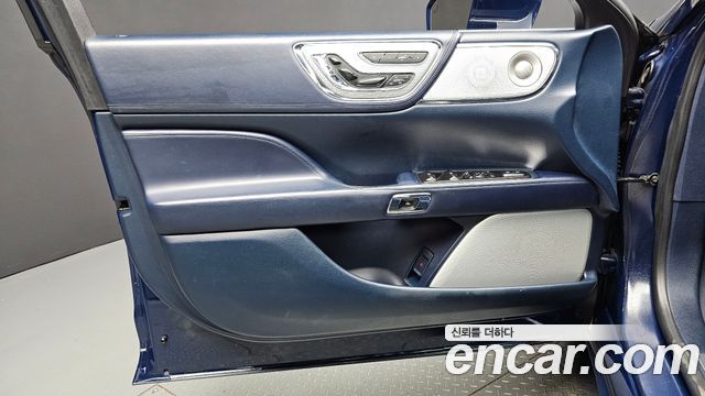 Lincoln Continental 2018 — photo 14