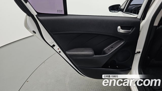 Kia K3 2015 — photo 15