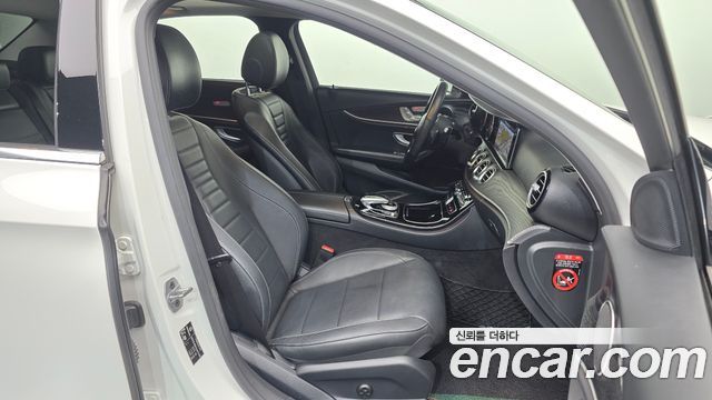 Mercedes-Benz E-Class 2019 — photo 17
