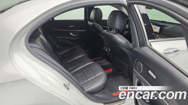 Mercedes-Benz E-Class 2019 — photo 18