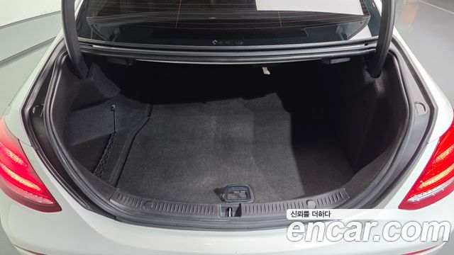 Mercedes-Benz E-Class 2019 — photo 26