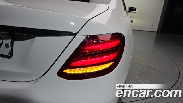 Mercedes-Benz E-Class 2019 — photo 9