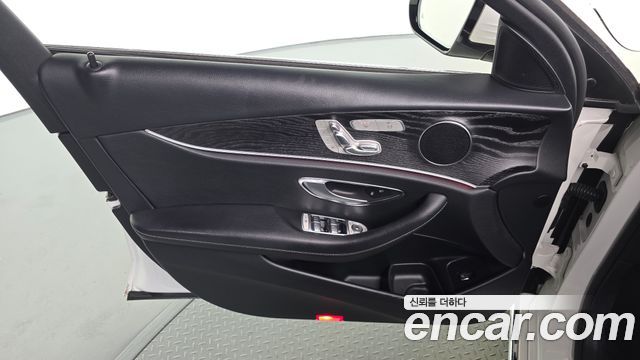 Mercedes-Benz E-Class 2019 — photo 14