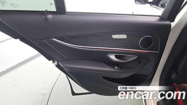 Mercedes-Benz E-Class 2019 — photo 15