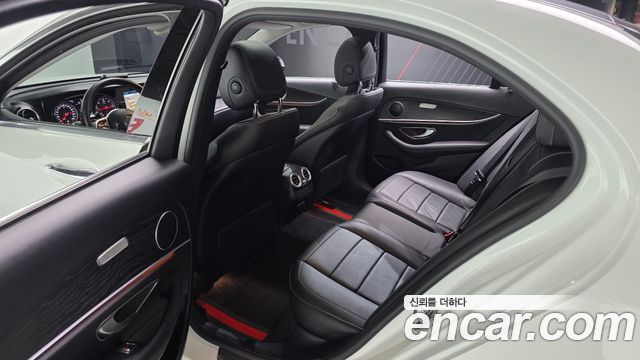 Mercedes-Benz E-Class 2019 — photo 16