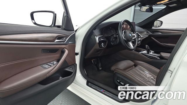 BMW 5-Series 2021 — photo 13