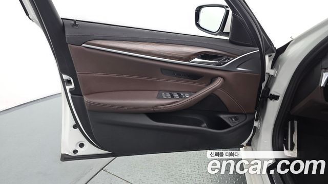 BMW 5-Series 2021 — photo 14