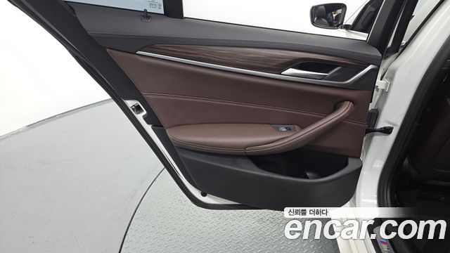 BMW 5-Series 2021 — photo 15