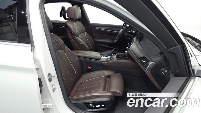 BMW 5-Series 2021 — photo 16