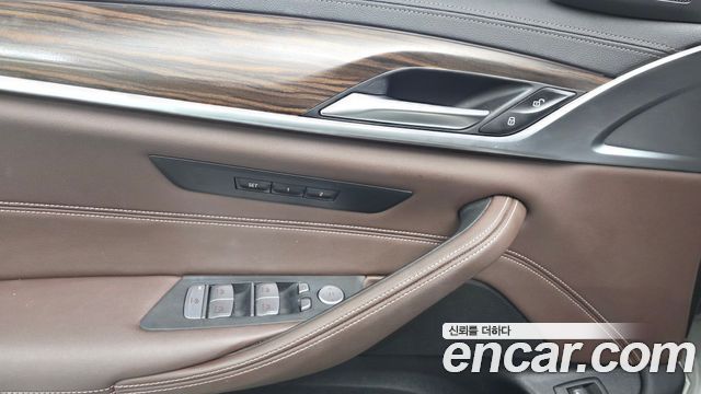 BMW 5-Series 2021 — photo 31
