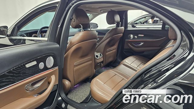 Mercedes-Benz E-Class 2019 — photo 18