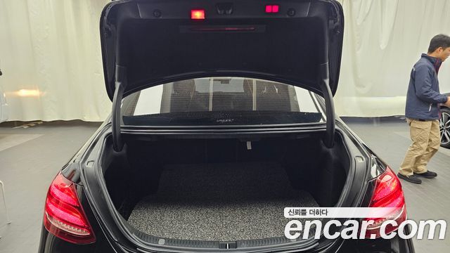 Mercedes-Benz E-Class 2019 — photo 25