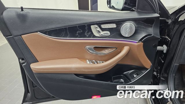 Mercedes-Benz E-Class 2019 — photo 14