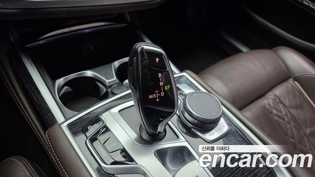 BMW 7-Series 2018 — photo 12