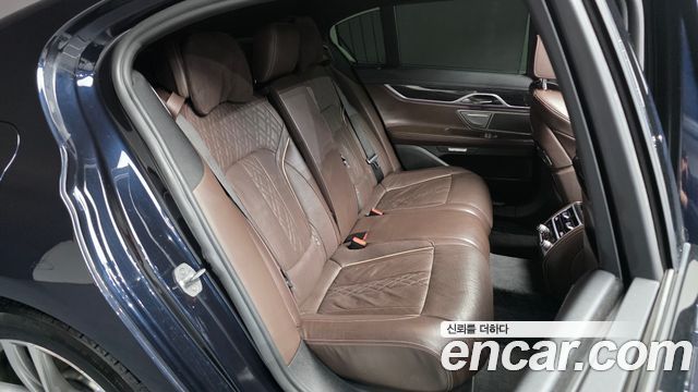 BMW 7-Series 2018 — photo 17