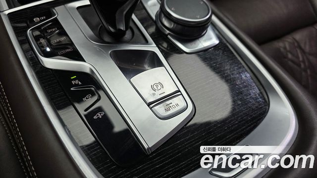 BMW 7-Series 2018 — photo 25
