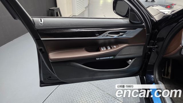BMW 7-Series 2018 — photo 14