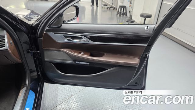 BMW 7-Series 2018 — photo 15