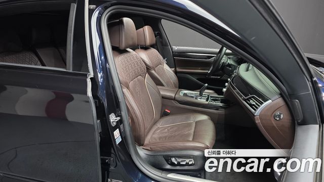BMW 7-Series 2018 — photo 16