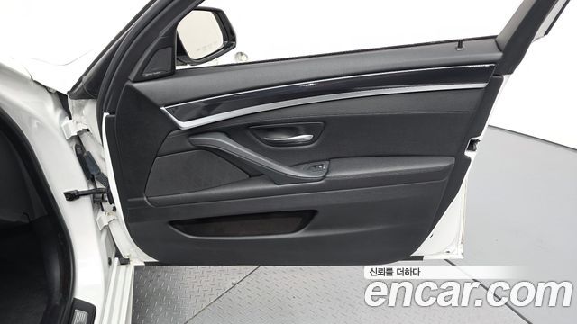 BMW 5-Series 2016 — photo 14