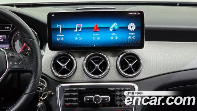 Mercedes-Benz GLA-Class 2015 — photo 16