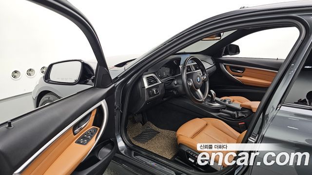 BMW 3-Series 2018 — photo 13