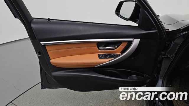 BMW 3-Series 2018 — photo 14