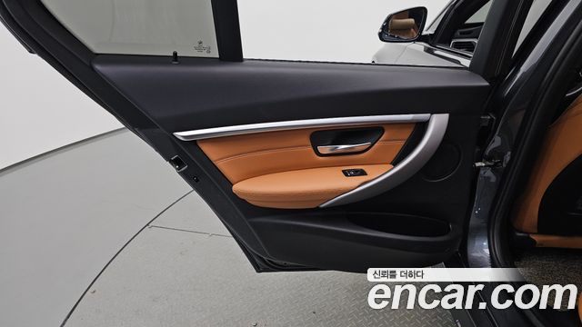 BMW 3-Series 2018 — photo 15