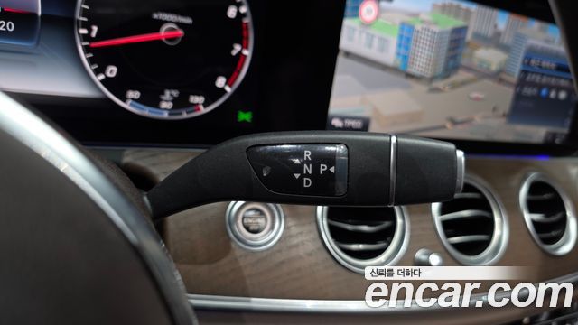Mercedes-Benz E-Class 2019 — photo 12