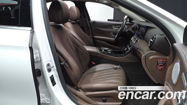 Mercedes-Benz E-Class 2019 — photo 17